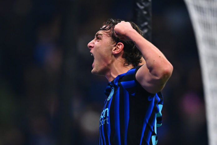 Pio Esposito esulta dopo un gol