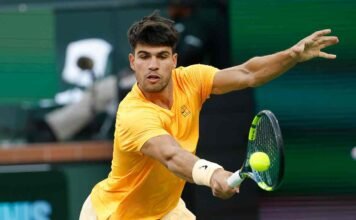 Carlos Alcaraz impegnato in un match