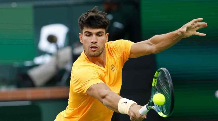 Carlos Alcaraz impegnato in un match