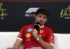 Charles Leclerc parla al microfono in conferenza stampa