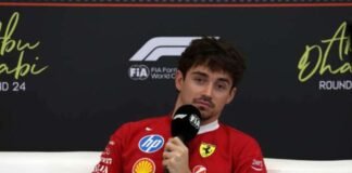 Charles Leclerc parla al microfono in conferenza stampa