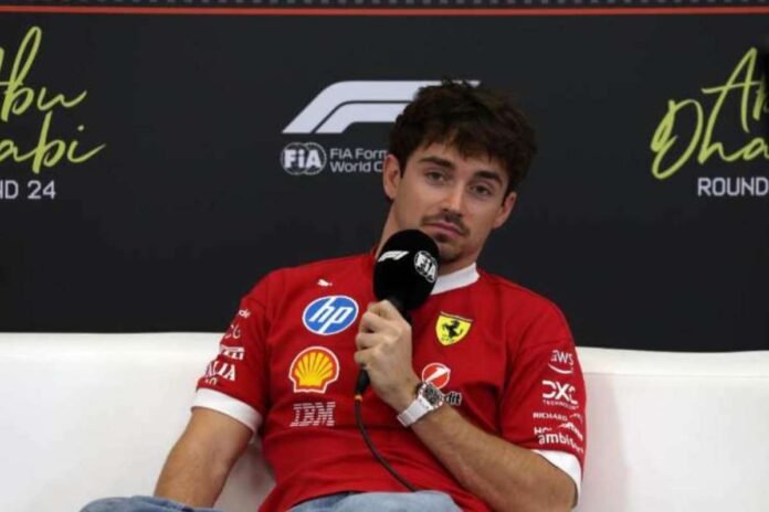 Charles Leclerc parla al microfono in conferenza stampa