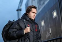 Federico Chiesa con la borsa sulle spalle