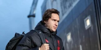 Federico Chiesa con la borsa sulle spalle