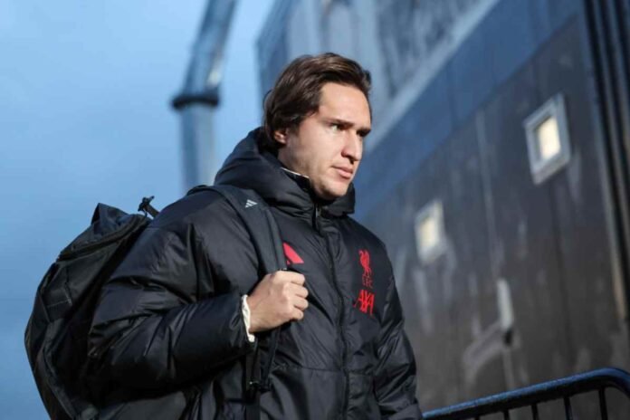 Federico Chiesa con la borsa sulle spalle