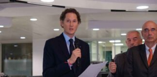 John Elkann parla al microfono