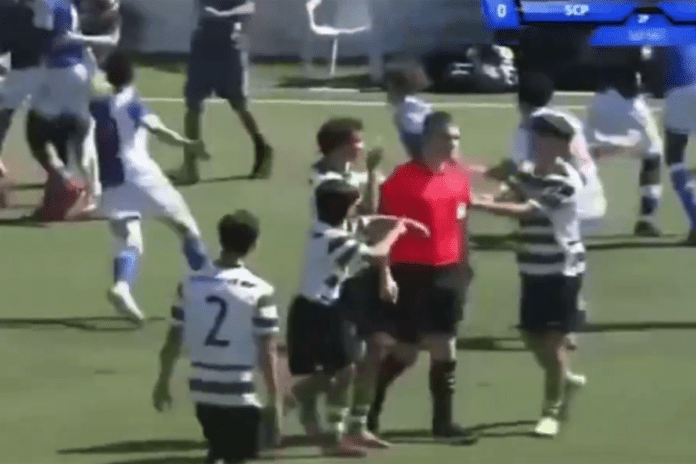 VIDEO | Choc in Portogallo: giocatori dello Sporting CP U-15 aggrediscono l’arbitro
