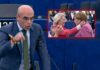 "Qui con la Merkel avete commesso una frode" ▷ Deputato ferma la plenaria a Strasburgo