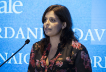 Ilaria Salis prende la tessera di partito, il demenziale gioco dell’alternanza continua