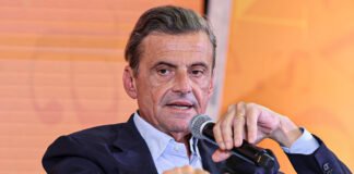 Calenda lancia la nuova uniforme dell’UE (con una scritta poco rassicurante) Calenda lancia la nuova uniforme dell'UE (con una scritta poco rassicurante)