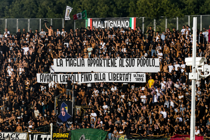 VIDEO | Ascoli-Lazio, tifoserie unite contro Lotito: cori e striscione chiarissimo
