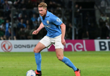 Il Napoli vince tra le polemiche a Genova, De Bruyne è decisivo