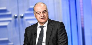 “Destra-sinistra? La vera scelta è ripensare all’uscita dall’Unione Europea” | Enrico Michetti "Destra-sinistra? La vera scelta è ripensare all'uscita dall'Unione Europea" | Enrico Michetti