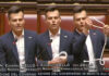 “Strozzate l’Italia”, e agita un cappio alla Camera contro il riarmo