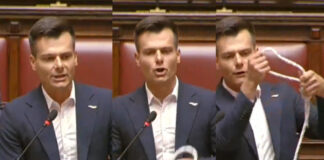 “Strozzate l’Italia”, e agita un cappio alla Camera contro il riarmo