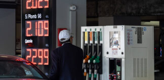 Acqua nel serbatoio: la truffa dei carburanti che sta massacrando gli automobilisti italiani