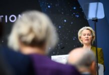 “Deve finire in carcere”: Christine Anderson senza filtri contro Von der Leyen Ursula Von der Leyen