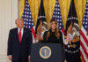 Melania Trump si è lasciata scappare una frase che ha messo in imbarazzo il marito Melania Trump si è lasciata scappare una frase che ha messo in imbarazzo il marito