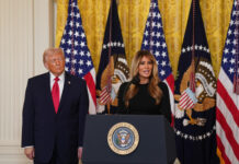 Melania Trump si è lasciata scappare una frase che ha messo in imbarazzo il marito Melania Trump si è lasciata scappare una frase che ha messo in imbarazzo il marito