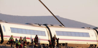 Disastro ferroviario in Spagna: sale a 68 il bilancio, tre connazionali disperse Disastro ferroviario in Spagna, almeno 64 morti nello scontro tra due treni, disperse tre italiane