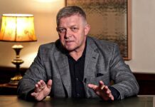 Premier slovacco sbeffeggia l’UE: “Ora compriamo petrolio costoso dagli USA, ma viene dalla Russa” Premier slovacco sbeffeggia l'UE: "Ora compriamo petrolio costoso dagli USA, ma viene dalla Russa"