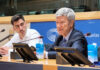 Jeffrey Sachs gela l’aula in Parlamento UE ▷ “Davvero volete rischiare il nucleare? Telefonatevi accidenti!”